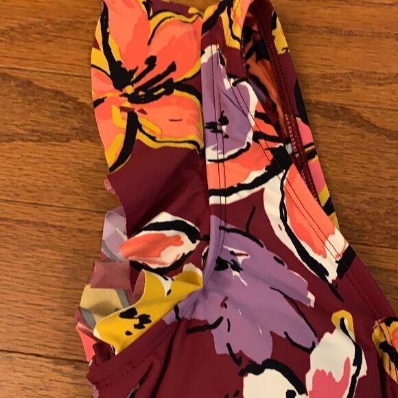 Size small one piece swimsuit - Picture 4 of 7